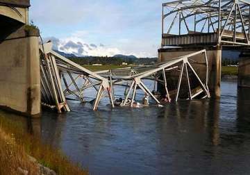 highway bridge collapses in washington