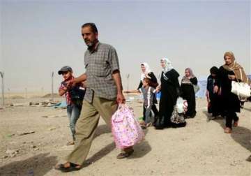 hundreds of iraqis flee islamist militant advance