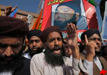 hundreds in pakistan rally for governor s killer