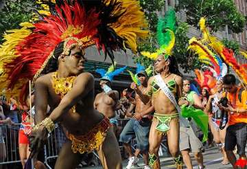 hundreds of thousands flock ny gay pride parade