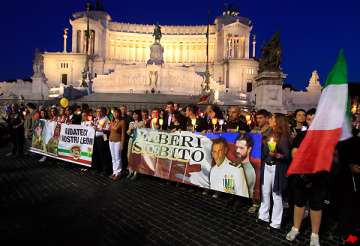 hundreds march through rome for two marines held in india