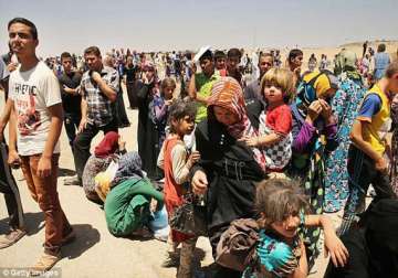 isis displaces 30 000 people in eastern syria