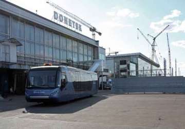 ukraine partially withdraws troops from donetsk airport