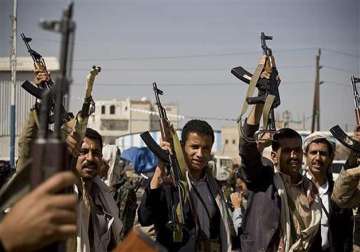 shiite rebels shell yemen president s home take over palace