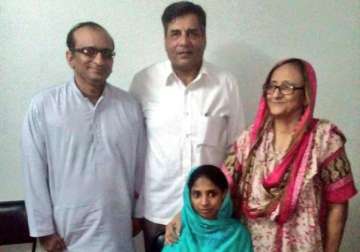 indian envoy meets stranded indian girl geeta in karachi