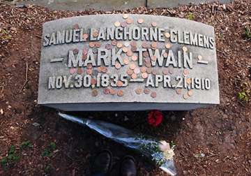 mark twain plaque stolen from monument at new york gravesite