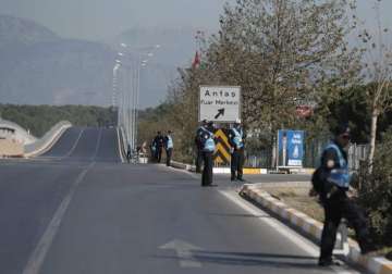 four turkish policemen wounded in suicide bombing