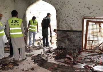 militants storm shiite mosque in pakistan s peshawar