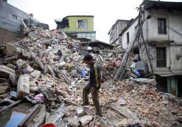 13 aftershocks jolt nepal as toll in fresh quake rises to 79