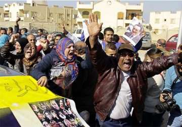 thousands protest mubarak verdict in egypt one killed