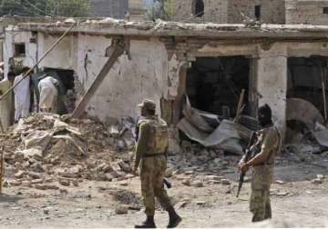 militants blow up primary school in pakistan