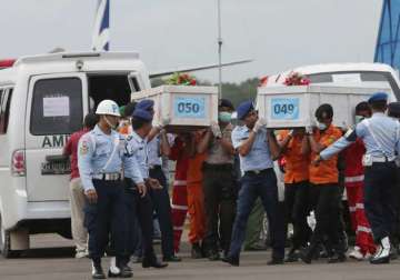 indonesian divers recover 6 more bodies from airasia crash