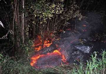 lava 30 meters from hawaii home nearing main road