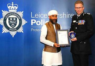 uk police honour indian who saved sikh religious leader s life