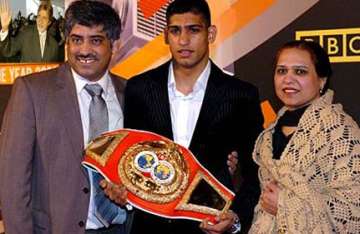 pak origin boxer amir khan and family meet bachchan