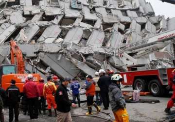 survivors pulled out from building 2 days after taiwan quake