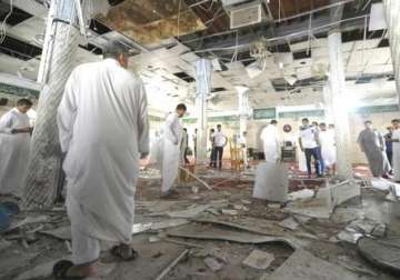 at least 4 dead in saudi arabia mosque bombing