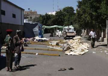 yemen s rebels attack home of islamist 12 killed