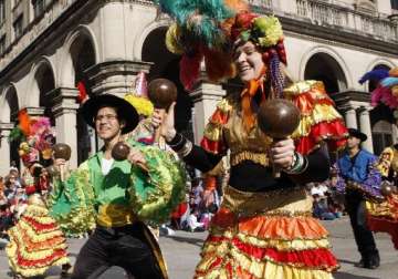 us celebrates thanksgiving with parades turkey