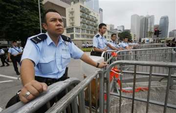 hk police warn protesters not to charge buildings