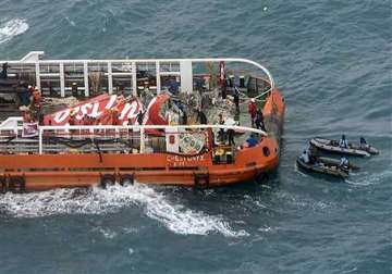 divers retrieve airasia jet s black box recorders from sea
