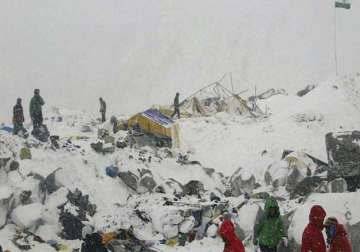 22 climbers dead in quake triggered avalanche on mt everest