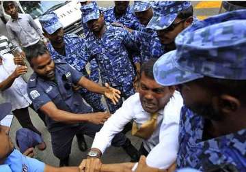 former maldives president dragged into court by police