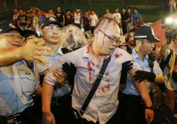 hundreds of people confront protestors in hong kong