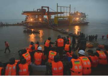 death toll climbs to 345 in china s cruise ship capsizing