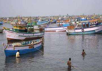 sri lankan navy arrests 14 tamil nadu fishermen on charges of poaching