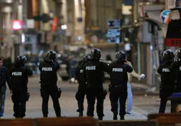 2 dead 7 arrested in police siege to get mastermind of paris attack