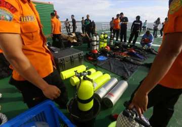 airasia qz8501 search teams find two large objects