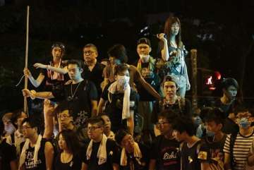 hong kong protesters set for talks govt hq shuts