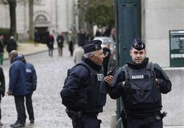 10 arrests in paris bomb threat closes train station