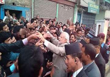 pm modi gets out of his car to greet nepalese people