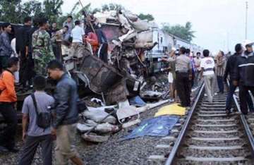 43 killed in indonesian train crash