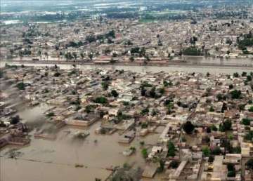 death toll in pakistan flood surpasses 300