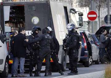 paris post office hostages freed as gunman surrenders