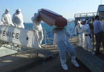 boat carrying 100 migrants capsizes off libya