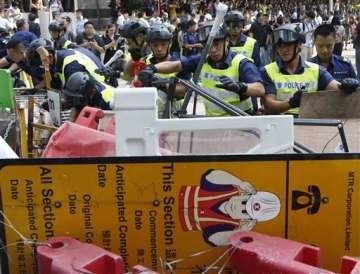 hong kong police clear protesters out of tunnel