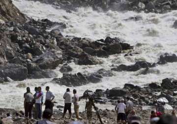 landslide blocks river in nepal raises fears of flood