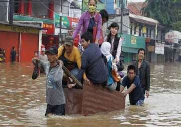 indonesia floods displace over 34 000 people