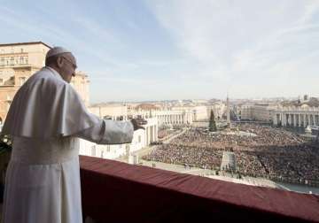 pope francis urges christmas prayers for syria libya peace