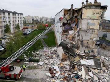 eight killed in france building collapse