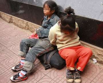 chinese man ties up twins on street before he goes to work