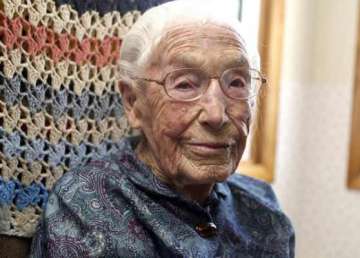 oldest facebook fan anna stoehr dies at 114
