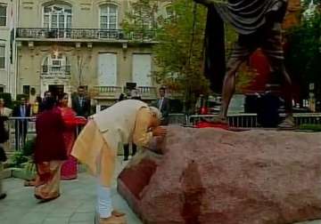 pm modi pays tributes at gandhi s statue in washington