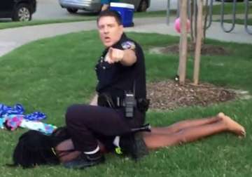 white cop assaults black teenagers in us suspended