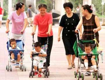 couples in china allowed 2 kids from today ends three decade old one child policy