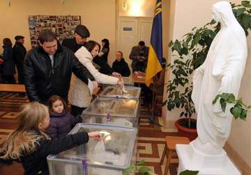 poroshenko s bloc leads ukraine s polls